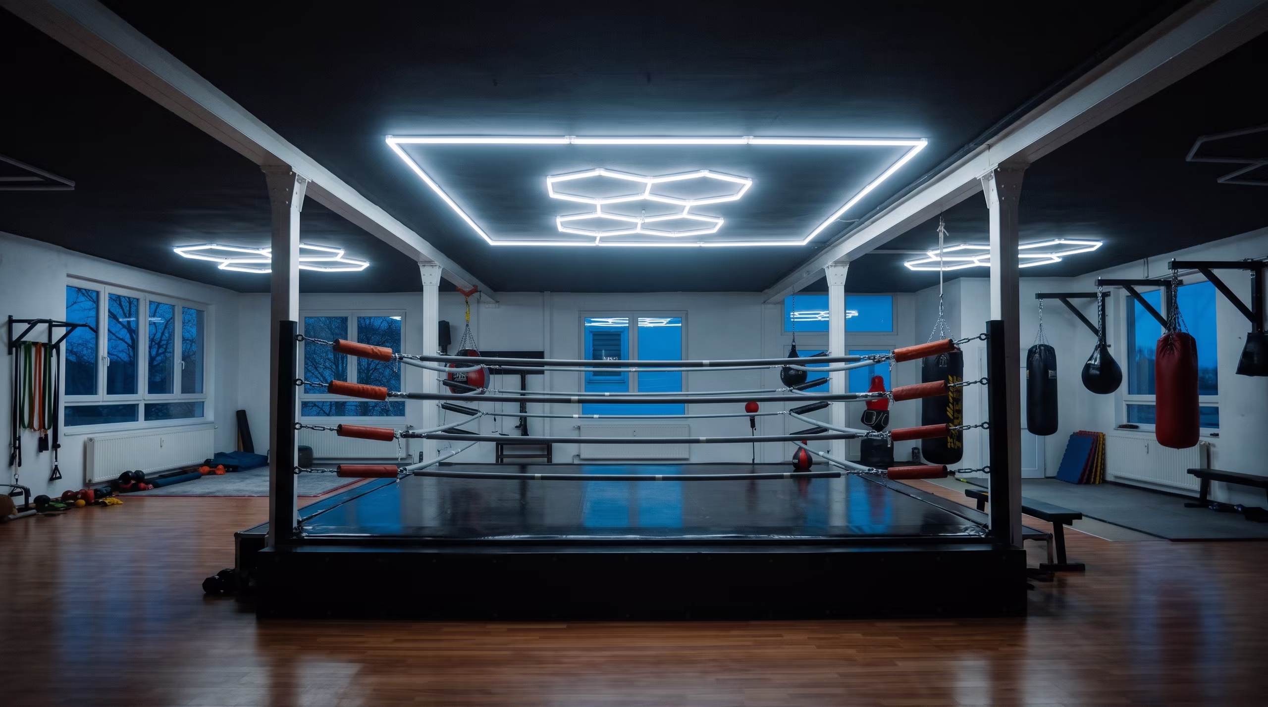 Der Boxring im Salim Lee Gym mit den Hexagon-Deckenleuchten